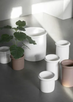 DBKD Kruset Topf Matte White, Small -Gartenmöbel Rabatte dbkd kruset blumentopf matte white 1 scaled