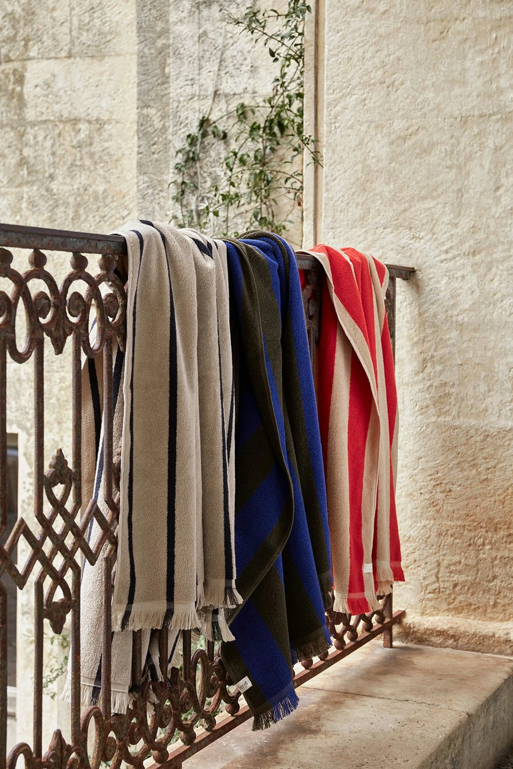 Ferm LIVING Alee Strandtuch, Rot / Light Camel 3 Ferm LIVING Alee Strandtuch, Rot / Light Camel – Bild 3