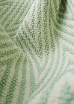 Gubi Pacha Outdoor Loungesessel, Dedar Chevron Outdoor Fr 008, Moosgrüner Fuß -Gartenmöbel Rabatte gubi pacha outdoor lounge chair swivel dedar chevron008 11