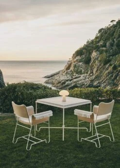 Gubi Tropique Esszimmerstuhl Mit Fransen, Classic White Semi Matt / Udine 12 -Gartenmöbel Rabatte gubi tropique dining chair fringe black limonta udine06 7