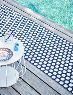 Noa Teppich Dunkelblau / Vanilla / Warmes Grau, 70x350 Cm -Gartenmöbel Rabatte pappelina noa rug dark blue vanilla warm grey 0